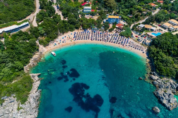 Vista aérea de pájaro teledirigido de la playa de Sarakiniko con turquesa —  Fotos de Stock