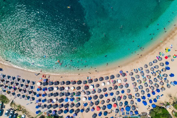 Drohne aus der Vogelperspektive auf den türkisfarbenen Strand von Sarakiniko — Stockfoto