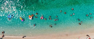 Parga bölgesinde turkuaz deniz bulunan Sarakiniko Sahili 'nin havadan görüntüsü.