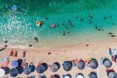 Parga bölgesinde turkuaz deniz bulunan Sarakiniko Sahili 'nin havadan görüntüsü.