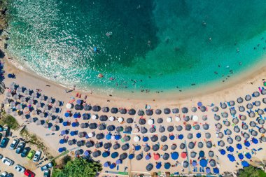 Sarakiniko Sahili 'nin turkuaz görünümlü hava aracı. 