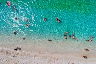 Parga bölgesinde turkuaz deniz bulunan Sarakiniko Sahili 'nin havadan görüntüsü.
