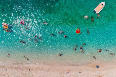 Parga bölgesinde turkuaz deniz bulunan Sarakiniko Sahili 'nin havadan görüntüsü.