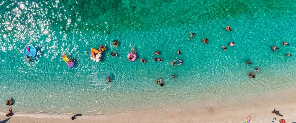 Vista aérea da Praia de Sarakiniko com mar azul-turquesa na área de Parga — Fotografia de Stock