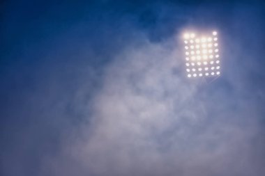 karanlık gece gökyüzü arka planda Stadyum ışıkları ve duman