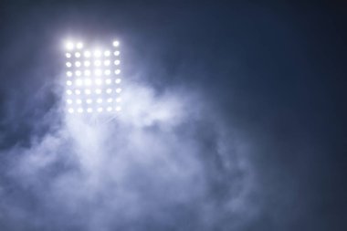 karanlık gece gökyüzü arka planda Stadyum ışıkları ve duman