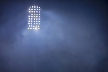 karanlık gece gökyüzü arka planda Stadyum ışıkları ve duman