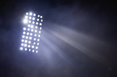 karanlık gece gökyüzü arka planda Stadyum ışıkları ve duman