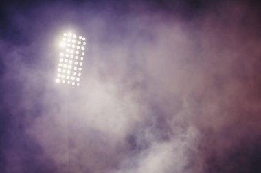 karanlık gece gökyüzü arka planda Stadyum ışıkları ve duman