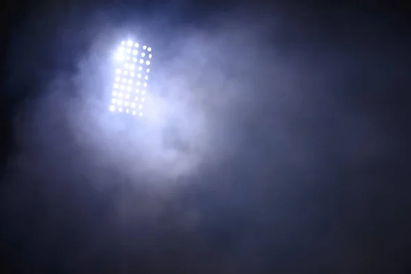 Luci dello stadio e fumo contro buio notte cielo sfondo — Foto Stock