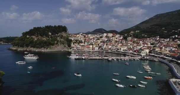 Vista Aérea Ciudad Costera Parga Grecia Durante Verano Agua Cristalina — Vídeos de Stock