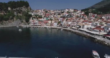 Yaz aylarında Parga kıyı kenti, Yunanistan'ın hava şehir manzarası. Kristal su doğal peyzaj ve Parga Epirus limanı yakınında güzel mimari binalar, Yunanistan, Avrupa.