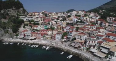 Yaz aylarında Parga kıyı kenti, Yunanistan'ın hava şehir manzarası. Kristal su doğal peyzaj ve Parga Epirus limanı yakınında güzel mimari binalar, Yunanistan, Avrupa.
