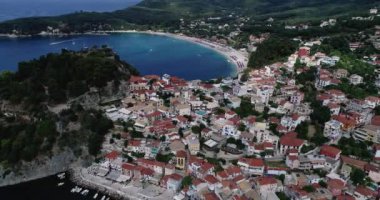 Yaz aylarında Parga kıyı kenti, Yunanistan'ın hava şehir manzarası. Kristal su doğal peyzaj ve Parga Epirus limanı yakınında güzel mimari binalar, Yunanistan, Avrupa.