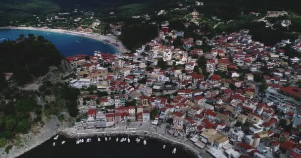 Vista Aérea Ciudad Costera Parga Grecia Durante Verano Agua Cristalina — Vídeos de Stock