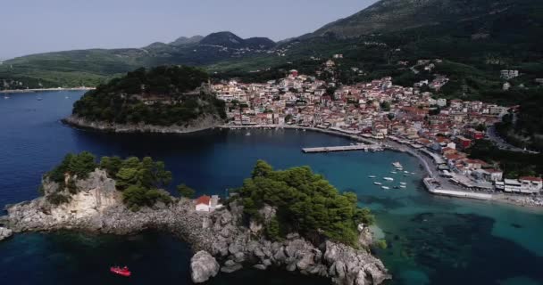 Vista Aérea Ciudad Costera Parga Grecia Durante Verano Agua Cristalina — Vídeos de Stock
