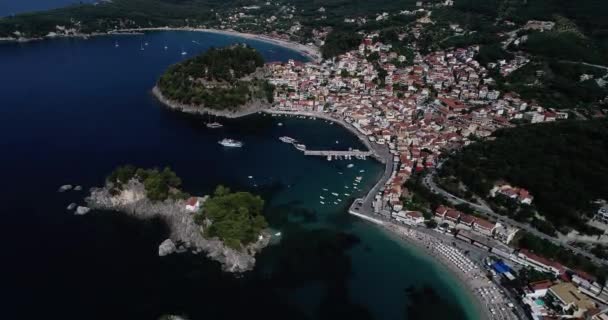 Вид Прибрежный Город Парга Греция Летом Хрустальная Вода Природный Ландшафт — стоковое видео