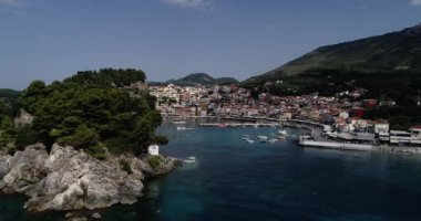 Yaz aylarında Parga kıyı kenti, Yunanistan'ın hava şehir manzarası. Kristal su doğal peyzaj ve Parga Epirus limanı yakınında güzel mimari binalar, Yunanistan, Avrupa.