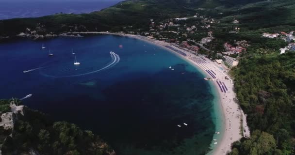 夏の間にギリシャの沿岸都市パルガの航空都市景観 パルガエピラス ギリシャ ヨーロッパの港近くのクリスタル水の自然景観と美しい建築建物 — ストック動画