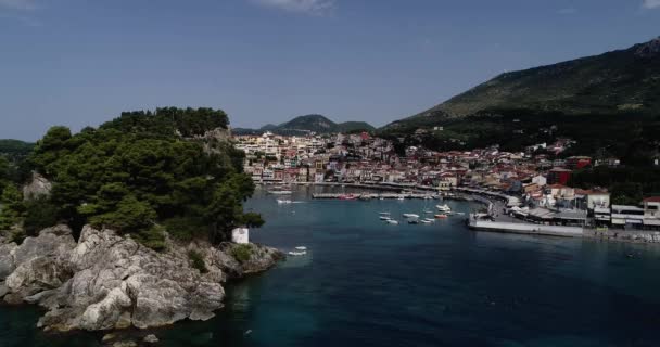 夏の間にギリシャの沿岸都市パルガの航空都市景観 パルガエピラス ギリシャ ヨーロッパの港近くのクリスタル水の自然景観と美しい建築建物 — ストック動画