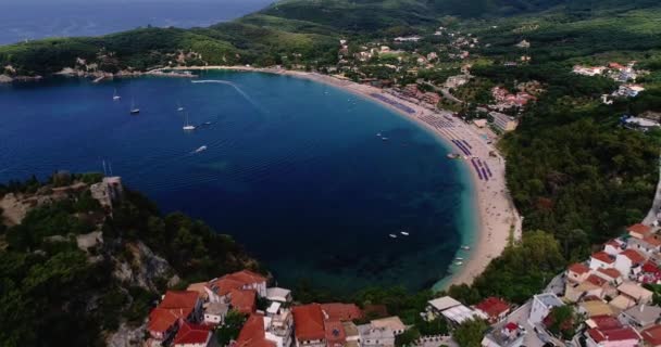 夏季希腊海滨城市帕尔加的空中城市景观 水晶水自然景观和美丽的建筑靠近帕加埃皮鲁斯港 — 图库视频影像