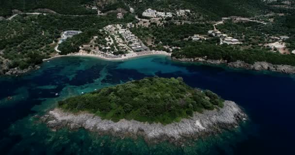 パルガエリア イオニア海 エピルス ギリシャの複雑な島々でターコイズブルーの海とアギアパラスケイビーチの空中ドローン鳥の目のビュー — ストック動画