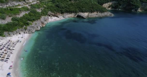 パルガエリア イオニア海 エピルス ギリシャのターコイズブルーの海とメガドラフィビーチの空中ドローン鳥の目のビュー — ストック動画