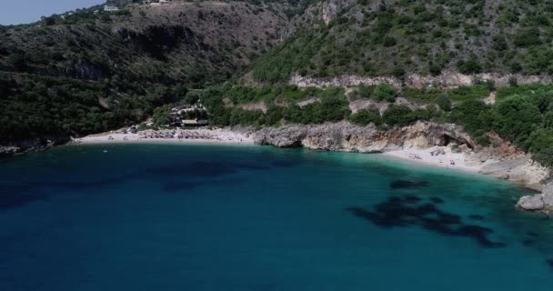 パルガエリア イオニア海 エピルス ギリシャのターコイズブルーの海とメガドラフィビーチの空中ドローン鳥の目のビュー — ストック動画