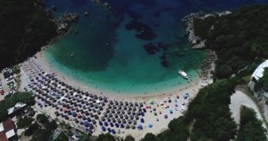 Parga, İyon denizi, Epirus, Yunanistan 'da turkuaz deniz manzaralı Sarakiniko Sahili