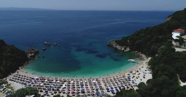 パルガエリア イオニア海 エピルス ギリシャのターコイズブルーの海とサラキニコビーチの空中ビュー — ストック動画