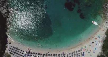 Parga, İyon denizi, Epirus, Yunanistan 'da turkuaz deniz manzaralı Sarakiniko Sahili