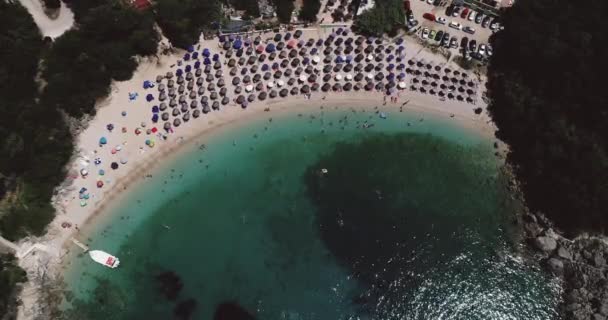 Veduta Aerea Della Spiaggia Sarakiniko Con Mare Turchese Nella Zona — Video Stock