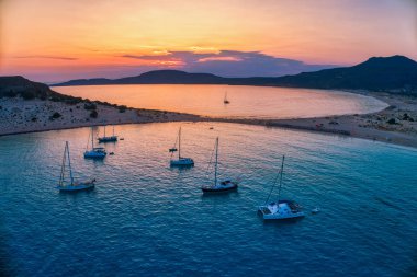 Gün batımında Gre 'deki Elafonisos adasında Simos sahilinin hava manzarası.
