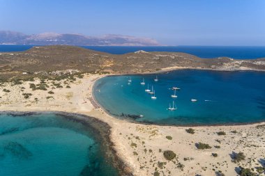 Yunanistan 'ın Elafonisos adasındaki Simos plajının hava manzarası.