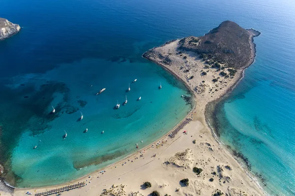 Uitzicht vanuit de lucht op het strand van Simos op het eiland Elafonisos in Griekenland. — Stockfoto