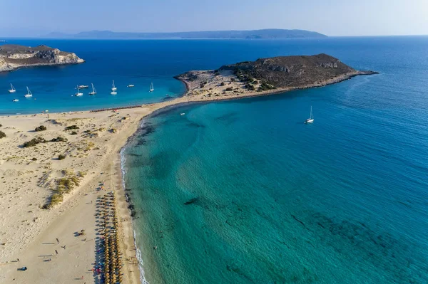 Vista aérea da praia de Simos na ilha de Elafonisos, na Grécia . — Fotografia de Stock