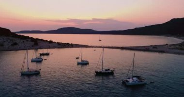Yunanistan 'ın Elafonisos adasında günbatımında Simos sahilinin hava manzarası. Elafonisos, cennet gibi egzotik plajları ve kristal berrak suları olan küçük bir Yunan adası. Laconia, Yunanistan, Avrupa