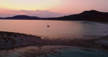 Yunanistan 'ın Elafonisos adasında günbatımında Simos sahilinin hava manzarası. Elafonisos, cennet gibi egzotik plajları ve kristal berrak suları olan küçük bir Yunan adası. Laconia, Yunanistan, Avrupa
