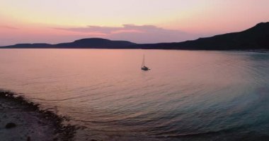 Yunanistan 'ın Elafonisos adasında günbatımında Simos sahilinin hava manzarası. Elafonisos, cennet gibi egzotik plajları ve kristal berrak suları olan küçük bir Yunan adası. Laconia, Yunanistan, Avrupa