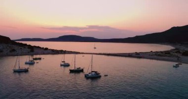 Yunanistan 'ın Elafonisos adasında günbatımında Simos sahilinin hava manzarası. Elafonisos, cennet gibi egzotik plajları ve kristal berrak suları olan küçük bir Yunan adası. Laconia, Yunanistan, Avrupa