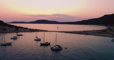 Yunanistan 'ın Elafonisos adasında günbatımında Simos sahilinin hava manzarası. Elafonisos, cennet gibi egzotik plajları ve kristal berrak suları olan küçük bir Yunan adası. Laconia, Yunanistan, Avrupa