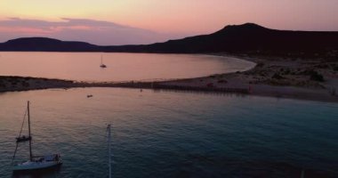 Yunanistan 'ın Elafonisos adasında günbatımında Simos sahilinin hava manzarası. Elafonisos, cennet gibi egzotik plajları ve kristal berrak suları olan küçük bir Yunan adası. Laconia, Yunanistan, Avrupa