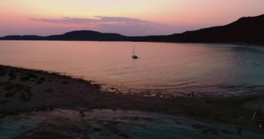 Yunanistan 'ın Elafonisos adasında günbatımında Simos sahilinin hava manzarası. Elafonisos, cennet gibi egzotik plajları ve kristal berrak suları olan küçük bir Yunan adası. Laconia, Yunanistan, Avrupa