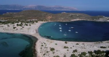 Yunanistan 'ın Elafonisos adasındaki Simos plajının hava manzarası. Elafonisos, cennet gibi egzotik plajları ve kristal berrak suları olan küçük bir Yunan adası. Laconia, Yunanistan, Avrupa