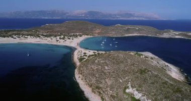 Yunanistan 'ın Elafonisos adasındaki Simos plajının hava manzarası. Elafonisos, cennet gibi egzotik plajları ve kristal berrak suları olan küçük bir Yunan adası. Laconia, Yunanistan, Avrupa
