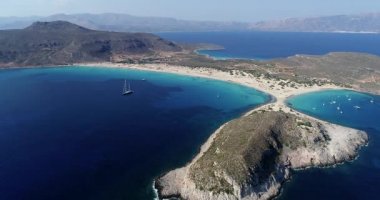 Yunanistan 'ın Elafonisos adasındaki Simos plajının hava manzarası. Elafonisos, cennet gibi egzotik plajları ve kristal berrak suları olan küçük bir Yunan adası. Laconia, Yunanistan, Avrupa