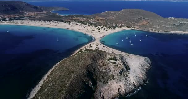 ギリシャのElafonisos島でSimosビーチの空中ビュー エラフォニソスは 牧歌的なエキゾチックなビーチと透明な水とペロポネソス島の小さなギリシャの島です ラコニア ギリシャ ヨーロッパ — ストック動画