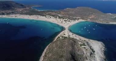 Yunanistan 'ın Elafonisos adasındaki Simos plajının hava manzarası. Elafonisos, cennet gibi egzotik plajları ve kristal berrak suları olan küçük bir Yunan adası. Laconia, Yunanistan, Avrupa