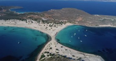 Yunanistan 'ın Elafonisos adasındaki Simos plajının hava manzarası. Elafonisos, cennet gibi egzotik plajları ve kristal berrak suları olan küçük bir Yunan adası. Laconia, Yunanistan, Avrupa