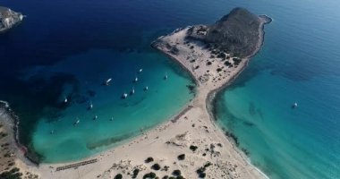 Yunanistan 'ın Elafonisos adasındaki Simos plajının hava manzarası. Elafonisos, cennet gibi egzotik plajları ve kristal berrak suları olan küçük bir Yunan adası. Laconia, Yunanistan, Avrupa